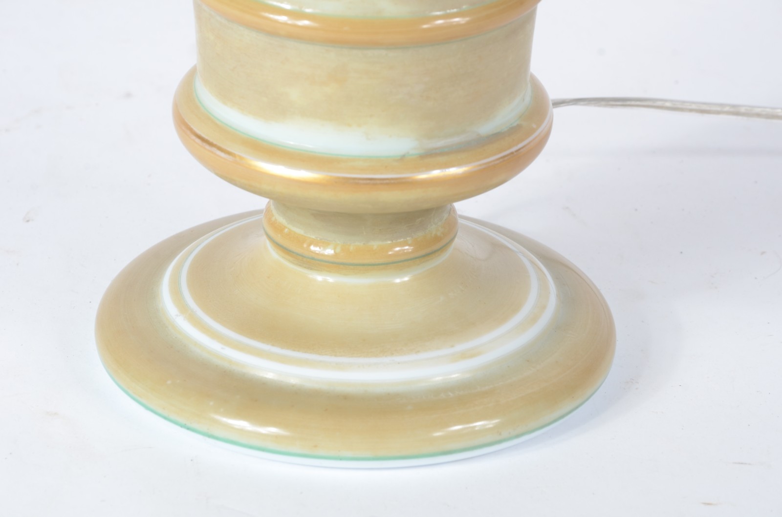 Elegante abatjour de opalina esverdeada decorada com medalhão com... - foto 7 de 7