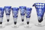 Conjunto de jarra com 6 copos de cristal doublé... - Conjunto de jarra com 6 copos de cristal doublé azul lapidado. Um copo com bicado na borda.