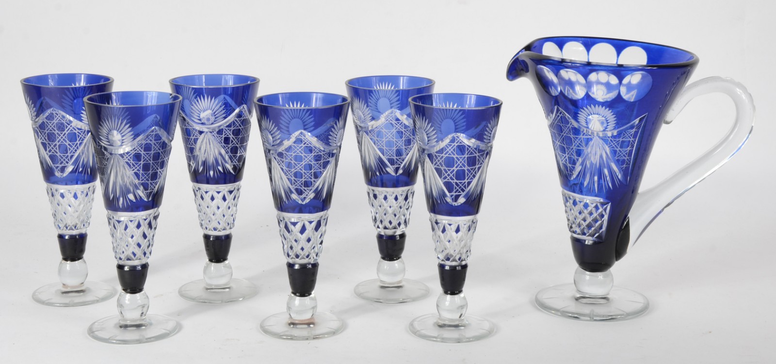 Conjunto de jarra com 6 copos de cristal doublé azul lapidado. Um... - foto 1 de 7