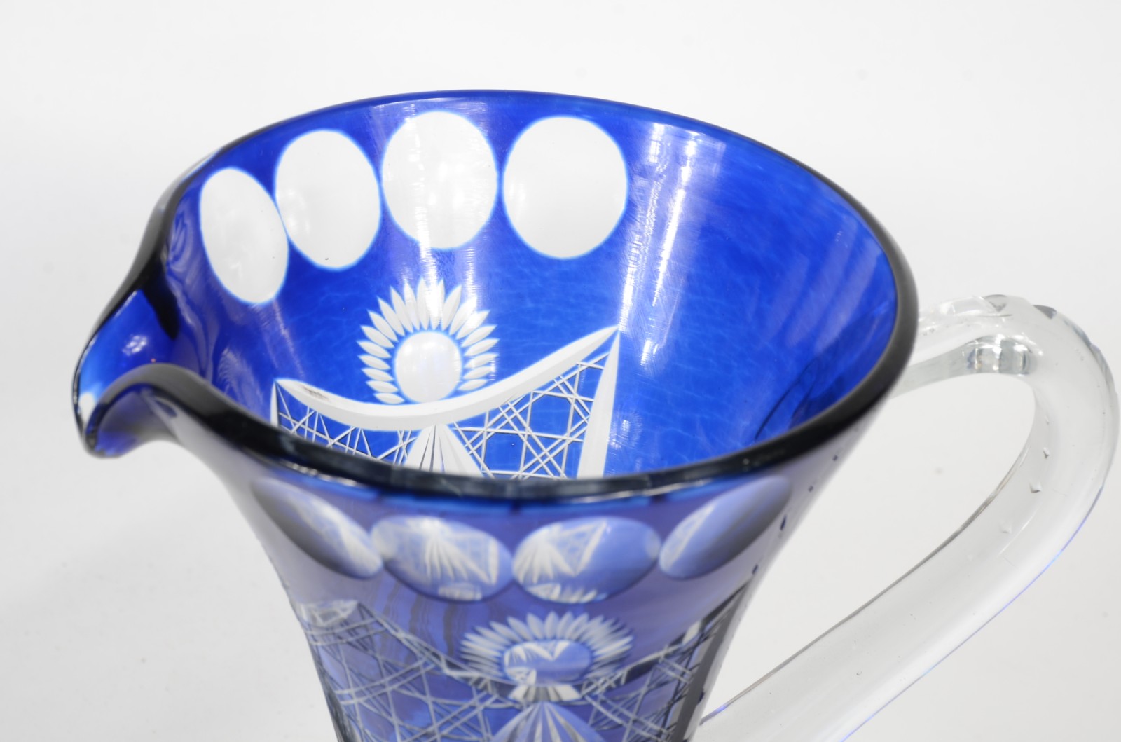 Conjunto de jarra com 6 copos de cristal doublé azul lapidado. Um... - foto 5 de 7