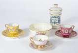 Diversas peças de porcelana, sendo: três xícara... - Diversas peças de porcelana, sendo: três xícaras para café com pires, bowl de porcelana Rosenthal e pote de farmácia "Morphine".