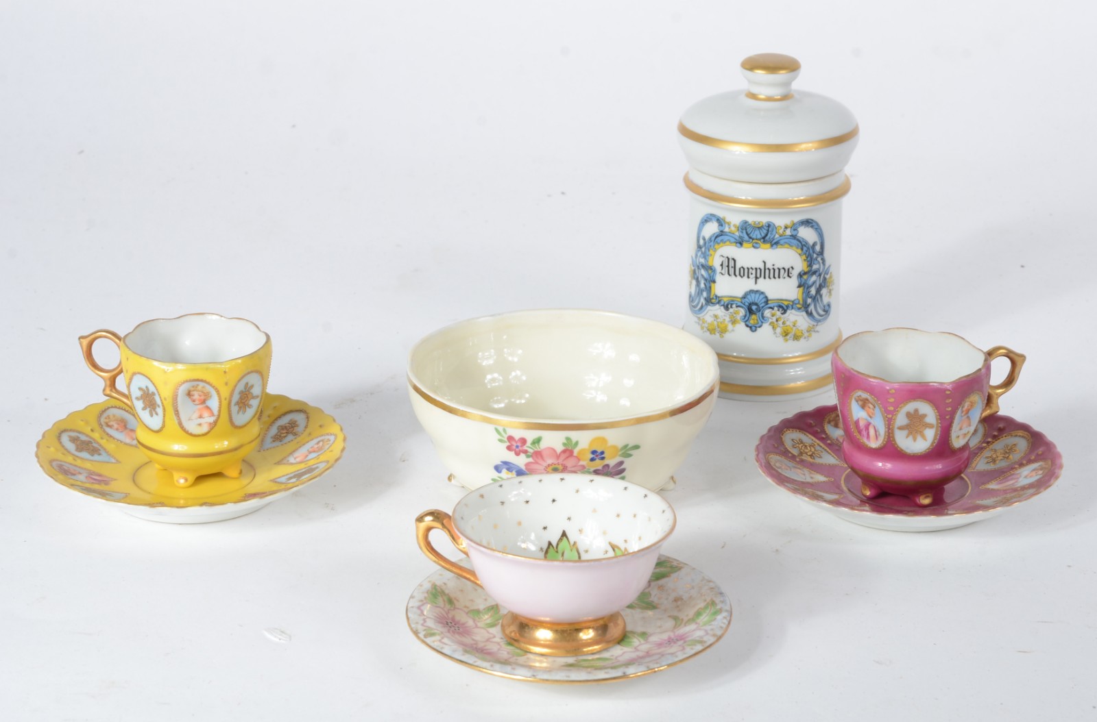 Diversas peças de porcelana, sendo: três xícaras para café com pires... - foto 1 de 11