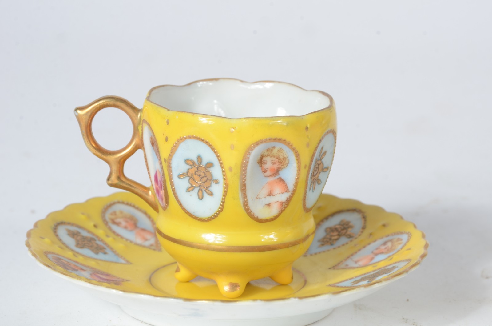 Diversas peças de porcelana, sendo: três xícaras para café com pires... - foto 3 de 11