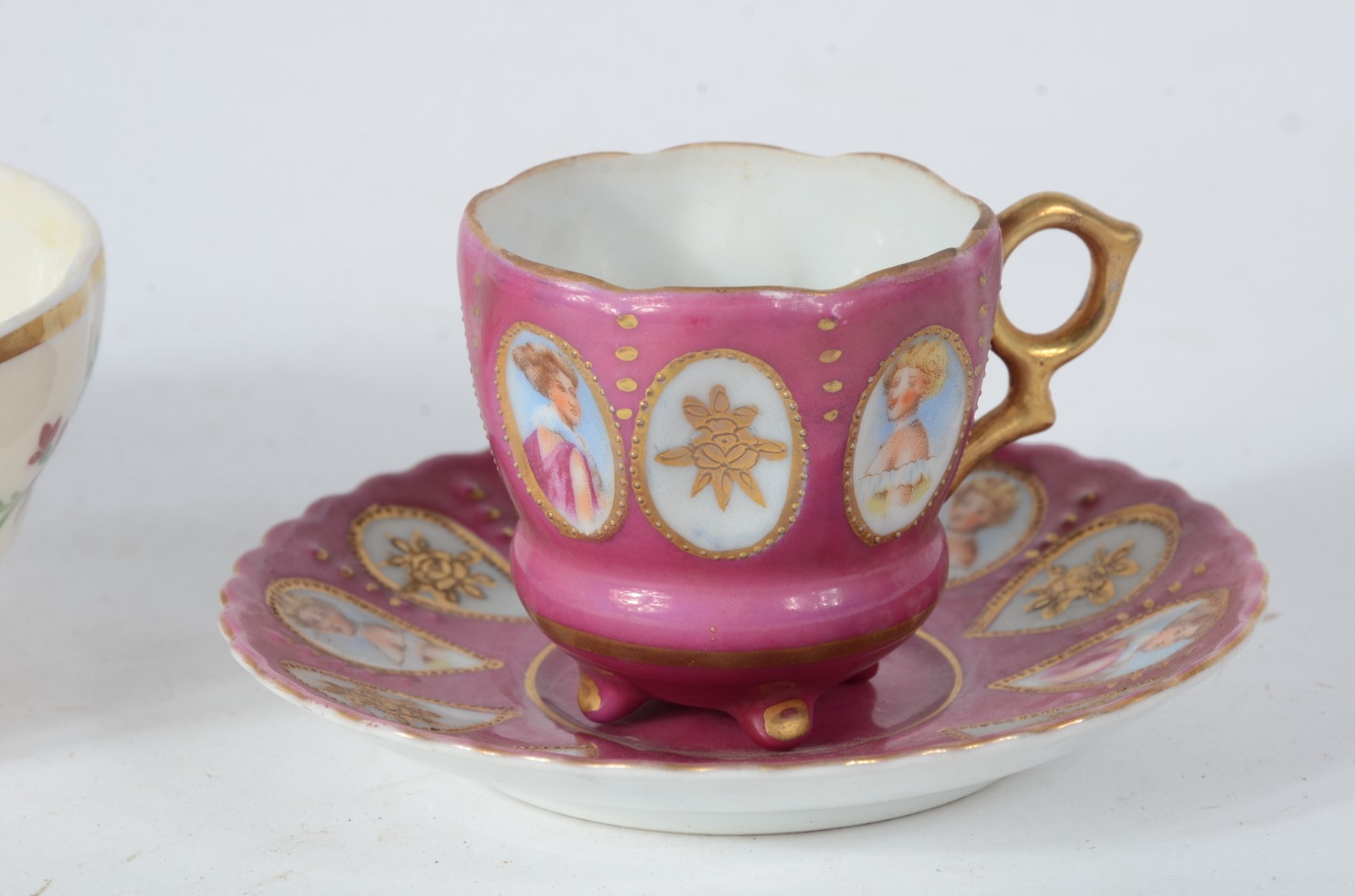 Diversas peças de porcelana, sendo: três xícaras para café com pires... - foto 4 de 11