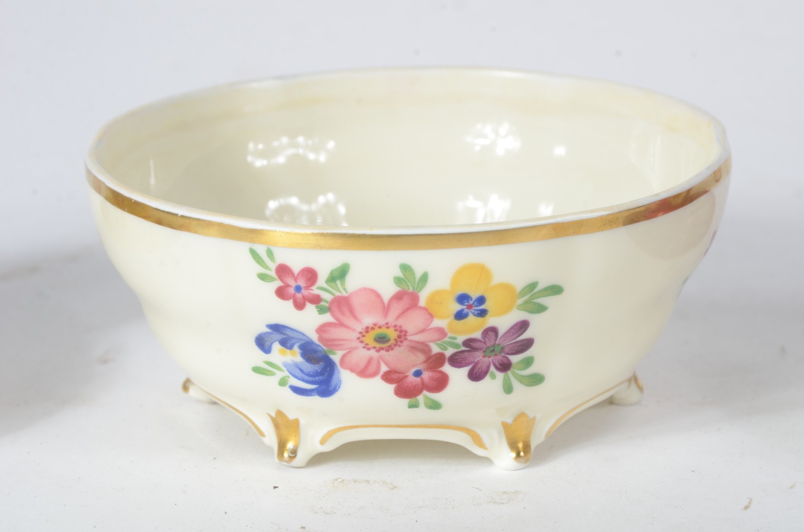 Diversas peças de porcelana, sendo: três xícaras para café com pires... - foto 5 de 11