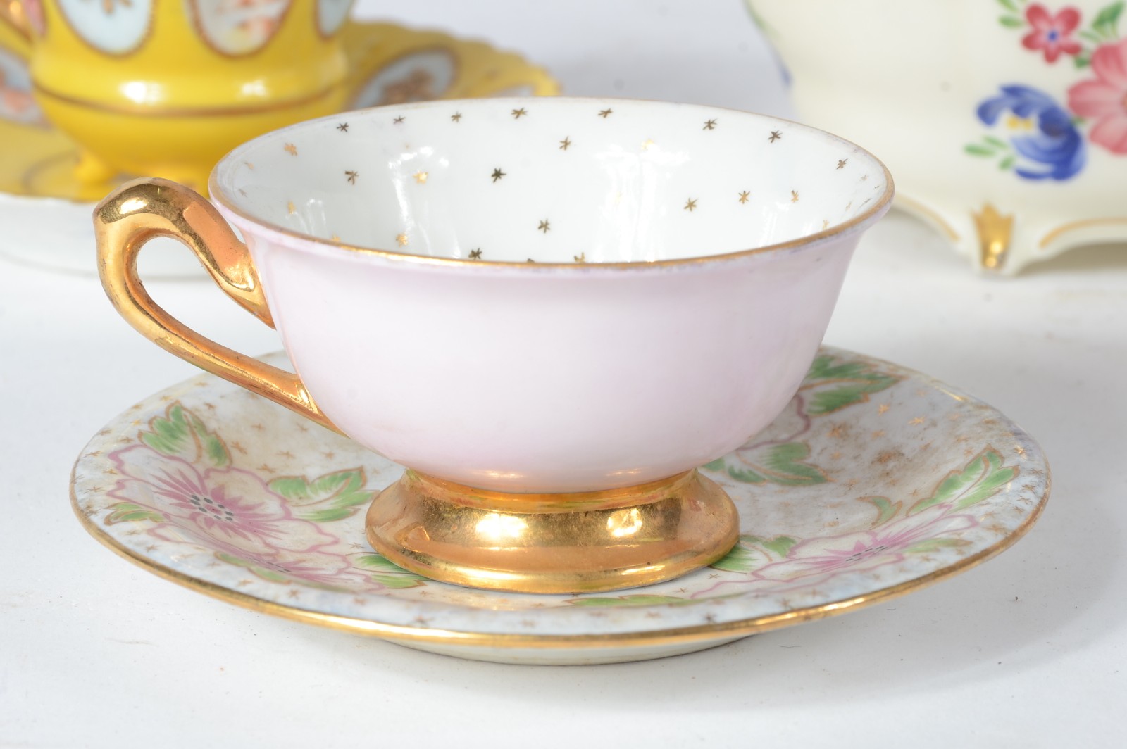Diversas peças de porcelana, sendo: três xícaras para café com pires... - foto 6 de 11