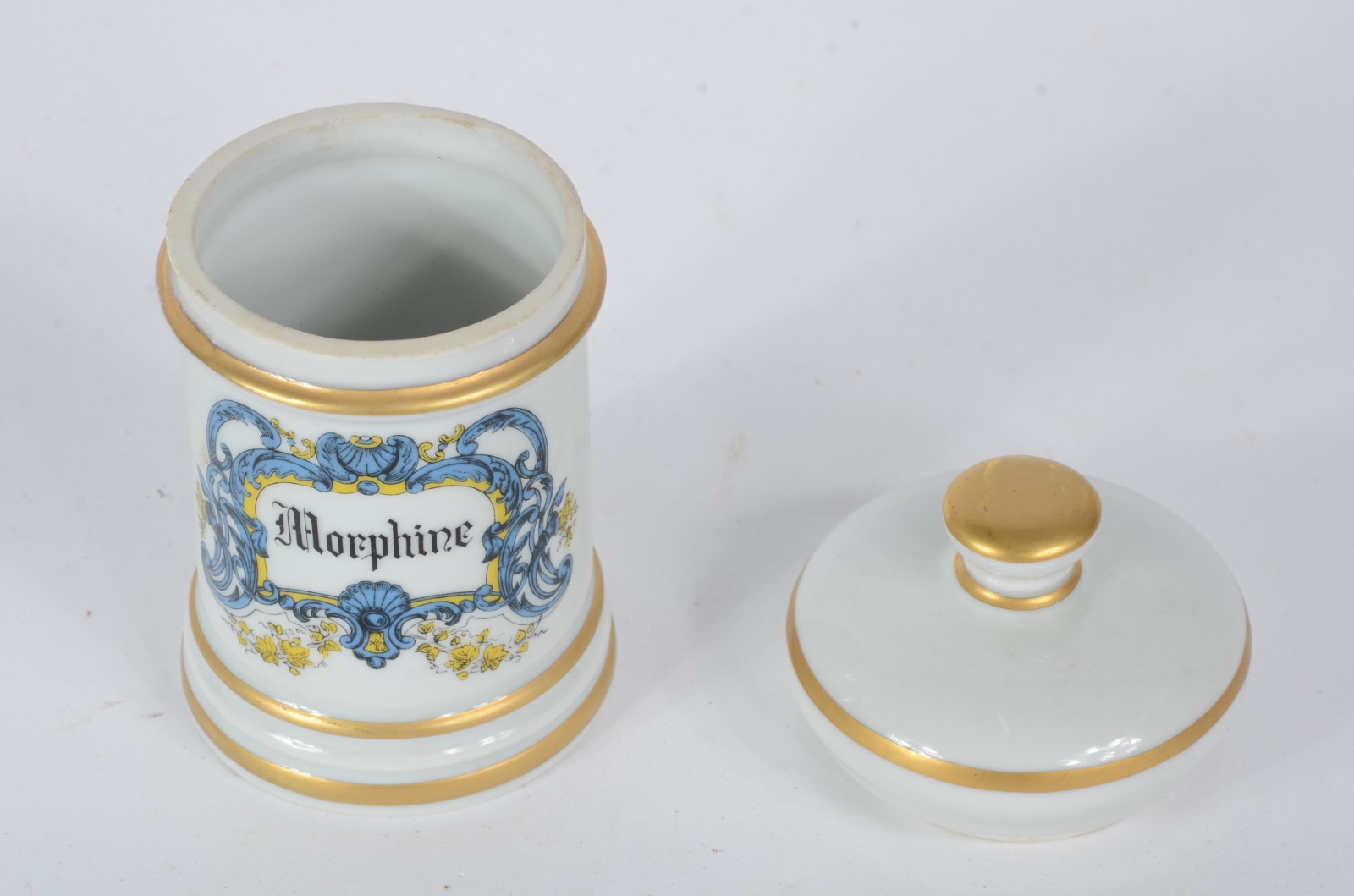 Diversas peças de porcelana, sendo: três xícaras para café com pires... - foto 7 de 11