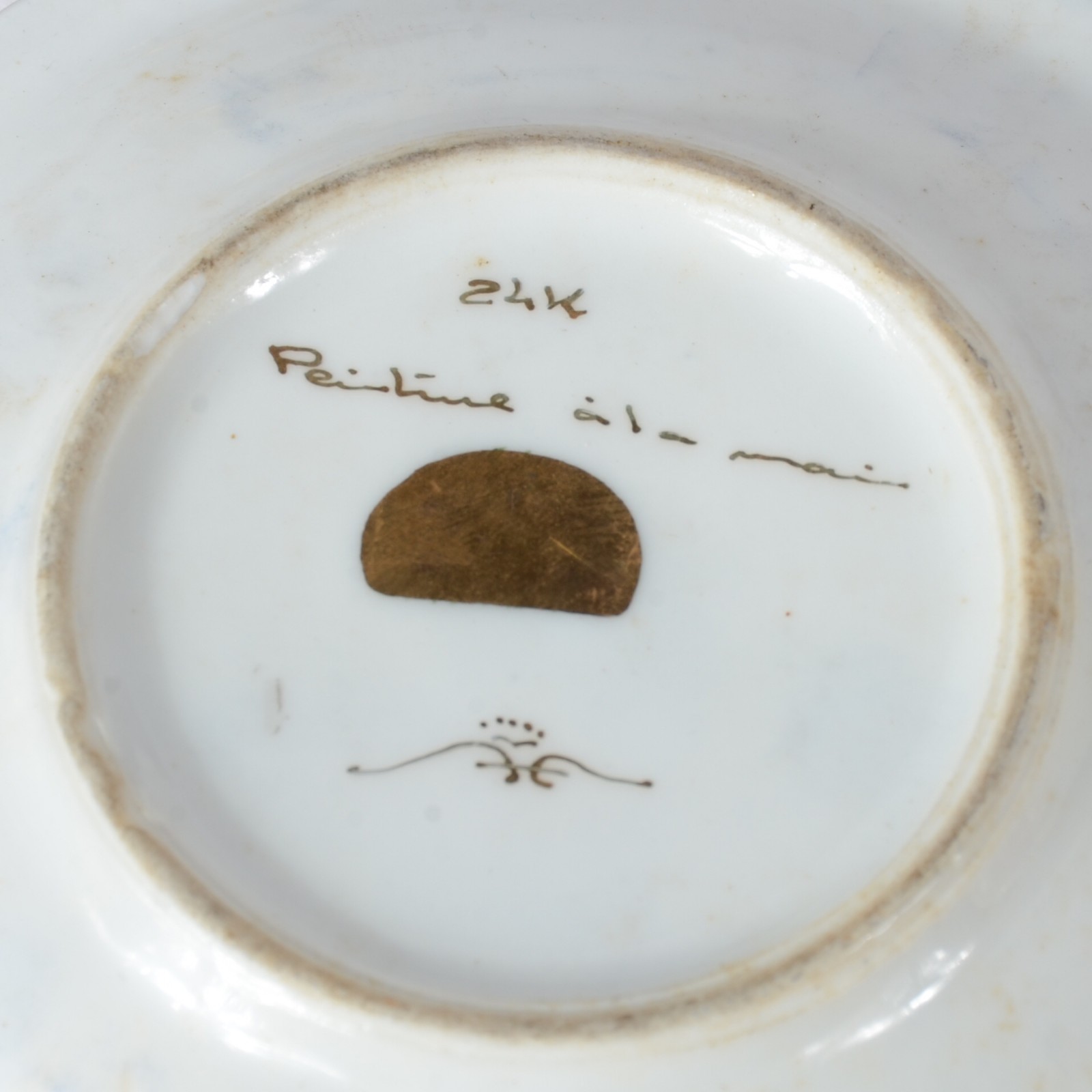 Diversas peças de porcelana, sendo: três xícaras para café com pires... - foto 10 de 11