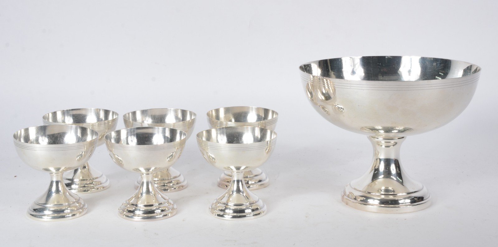 Conjunto com 7 taças para sobremesa de metal prateado. - foto 3 de 6