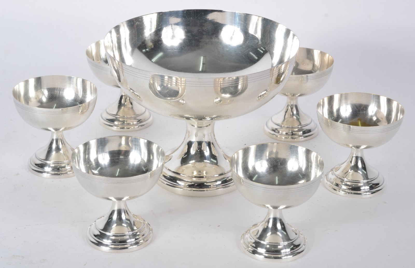 Conjunto com 7 taças para sobremesa de metal prateado. - foto 1 de 6