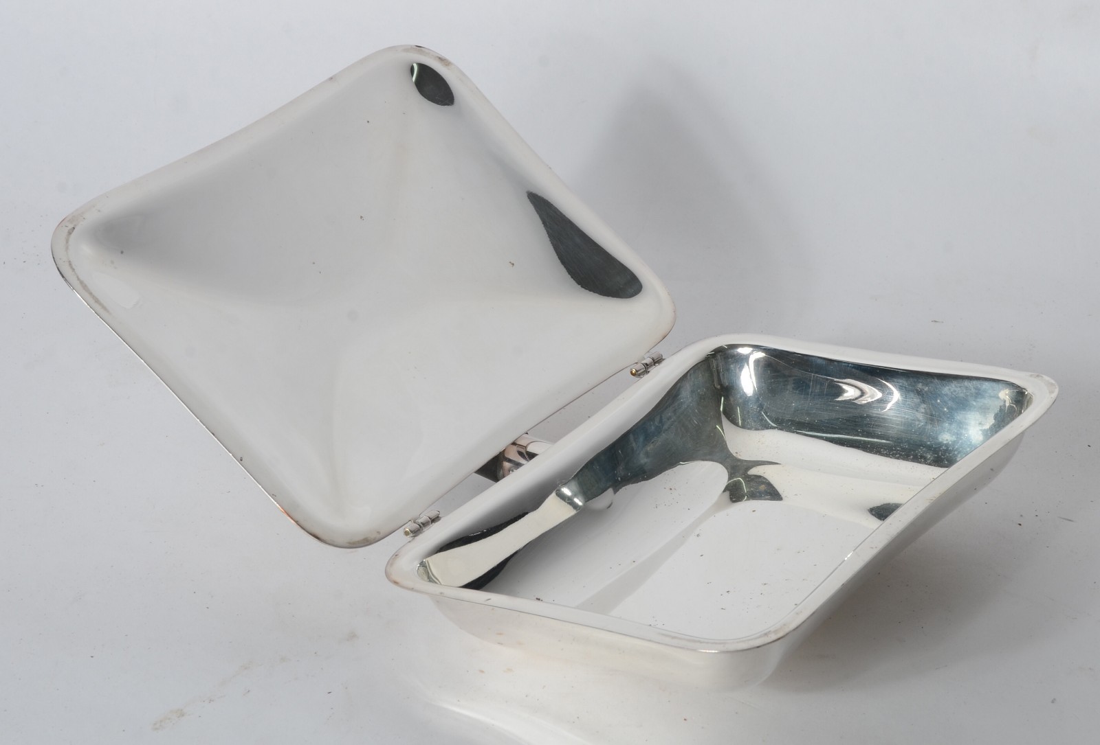 Diversas peças de metal prateado, sendo: jarra para água, fruteira... - foto 6 de 12