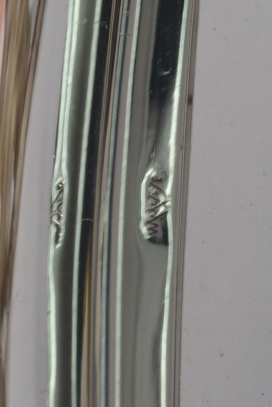 Diversas peças de metal prateado, sendo: jarra para água, fruteira... - foto 7 de 12