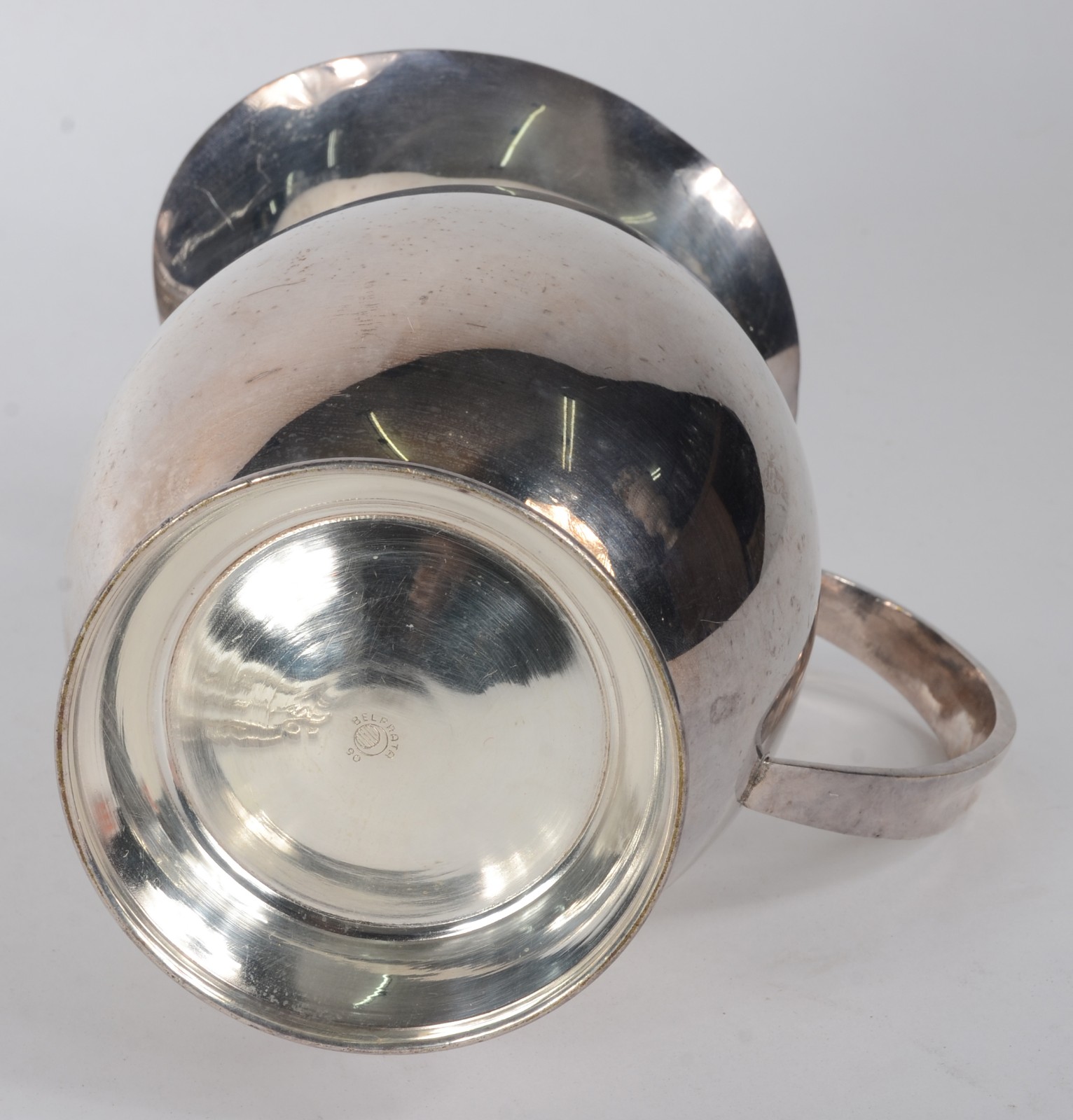 Diversas peças de metal prateado, sendo: jarra para água, fruteira... - foto 8 de 12