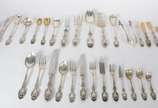 Faqueiro  de prata contrastada, estilo D.João V... - Faqueiro  de prata contrastada, estilo D.João V, composto de: 12 garfos, 12 facas, 12 colheres grandes; 12 facas, 12 garfos, 12 colheres de sobr...