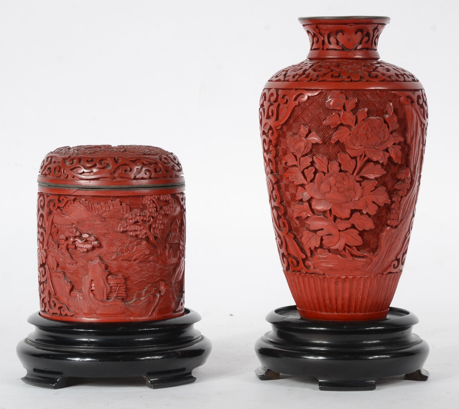Duas peças, sendo: vaso e caixa de lacca oriental vermelha, bases de... - foto 1 de 6