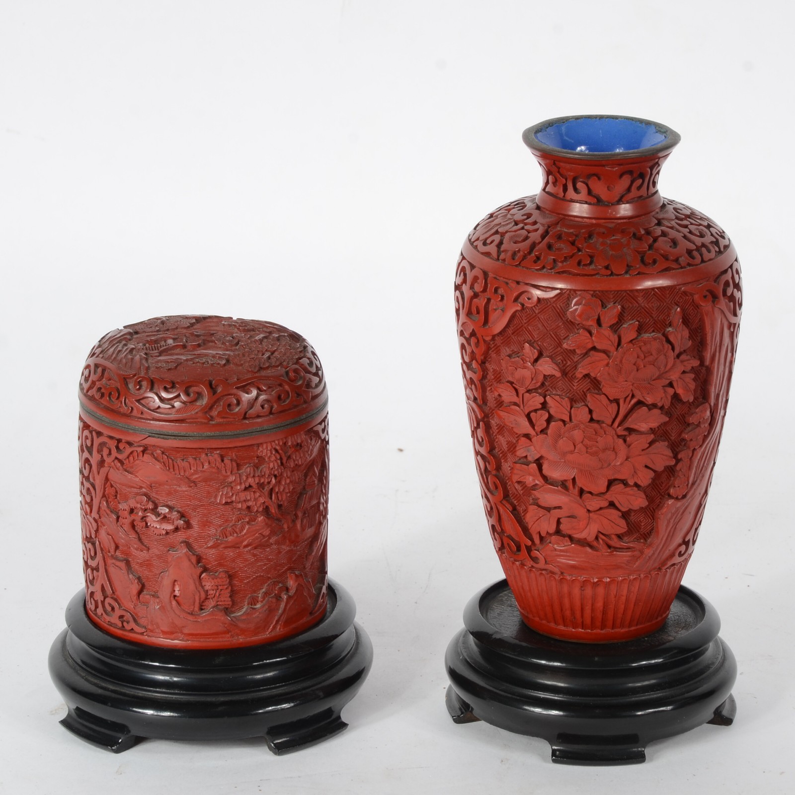 Duas peças, sendo: vaso e caixa de lacca oriental vermelha, bases de... - foto 2 de 6