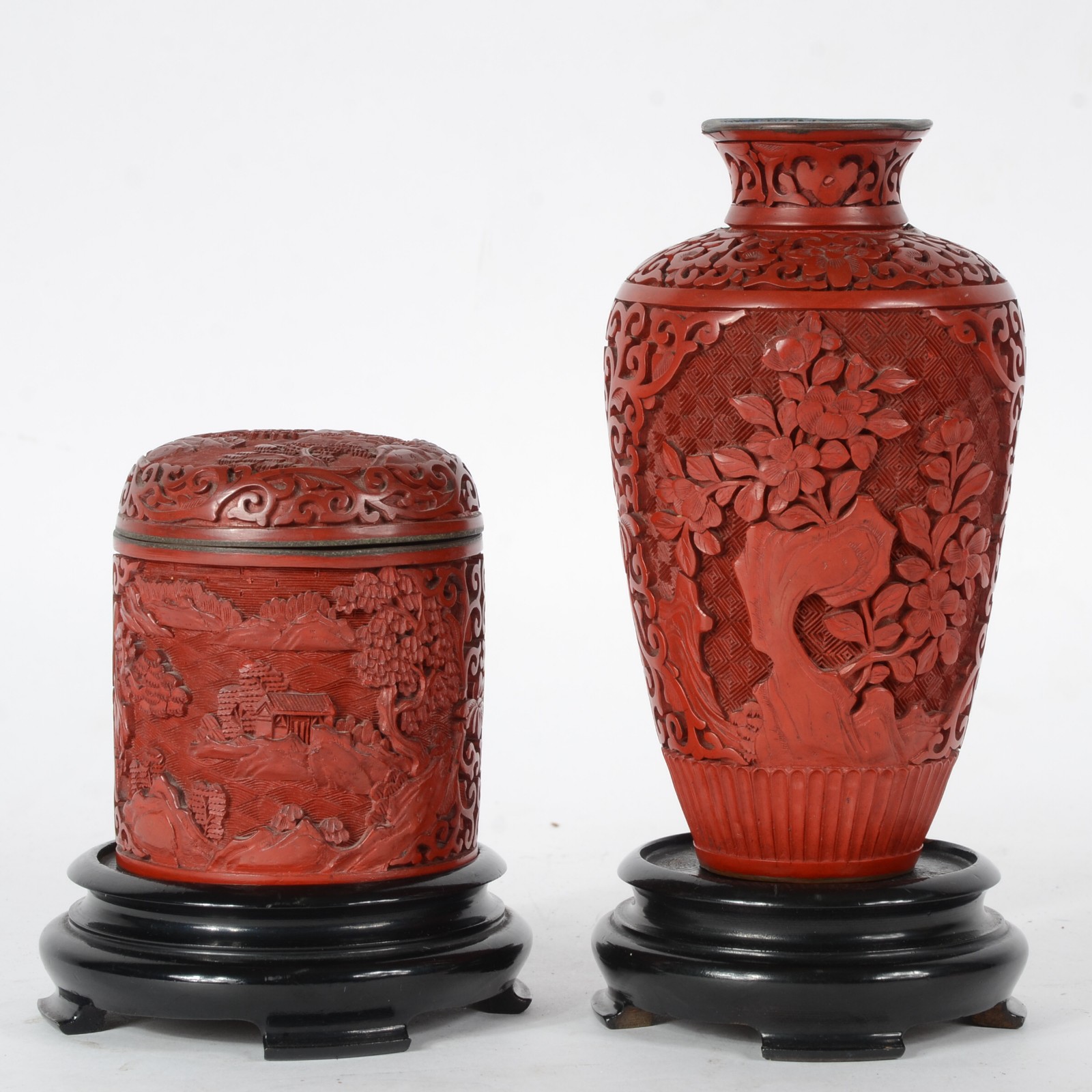 Duas peças, sendo: vaso e caixa de lacca oriental vermelha, bases de... - foto 3 de 6