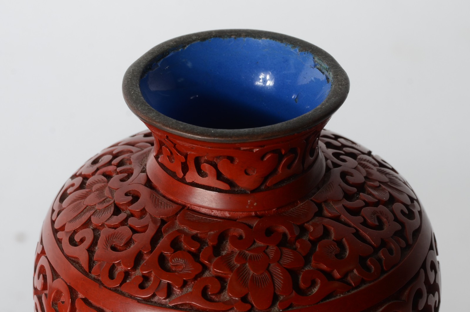 Duas peças, sendo: vaso e caixa de lacca oriental vermelha, bases de... - foto 4 de 6