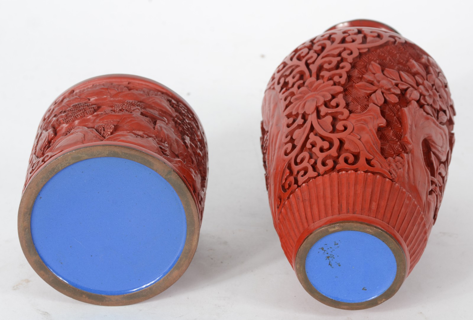 Duas peças, sendo: vaso e caixa de lacca oriental vermelha, bases de... - foto 5 de 6