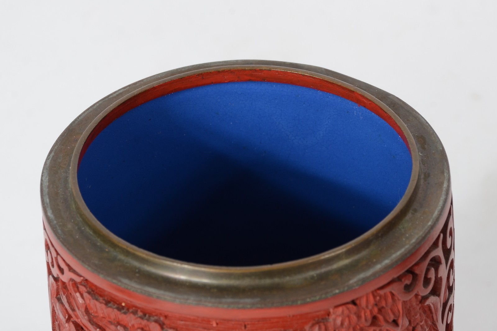 Duas peças, sendo: vaso e caixa de lacca oriental vermelha, bases de... - foto 6 de 6