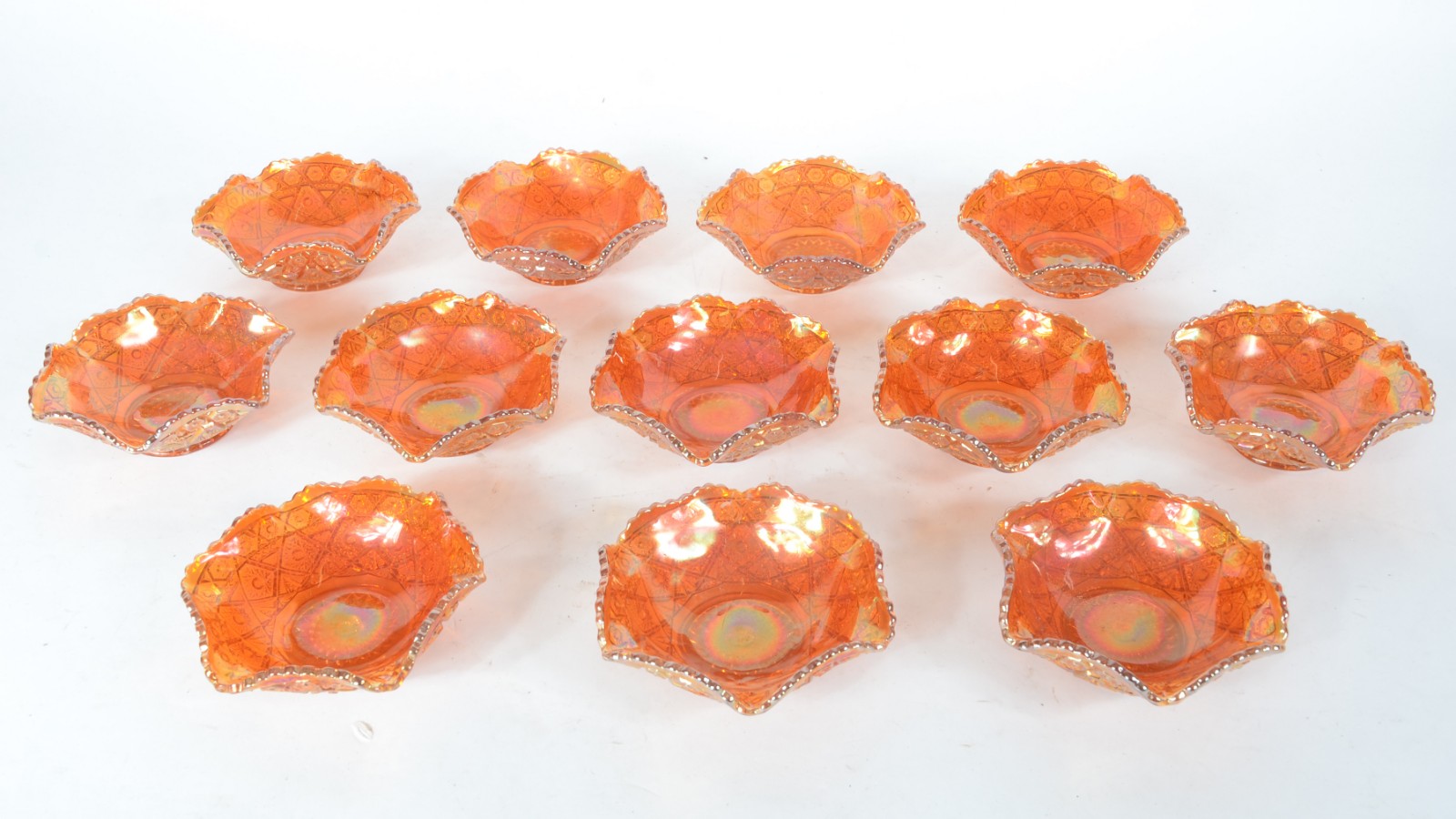 Conjunto com 12 bowls de vidrão "casca de cebola", borda feitio... - foto 1 de 6