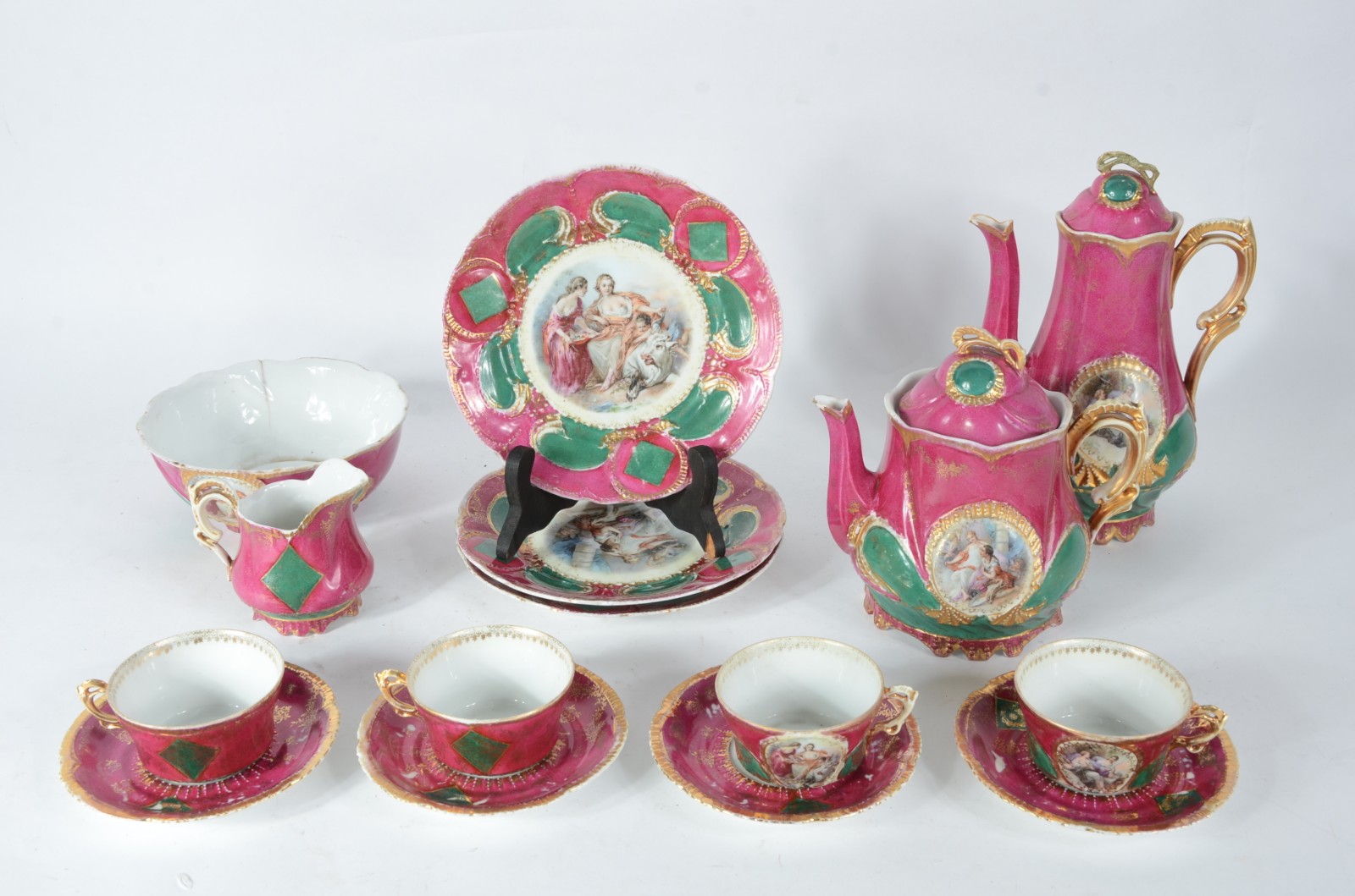 Serviço de chá de porcelana na cor fúcsia, decorado com medalhão com... - foto 1 de 11