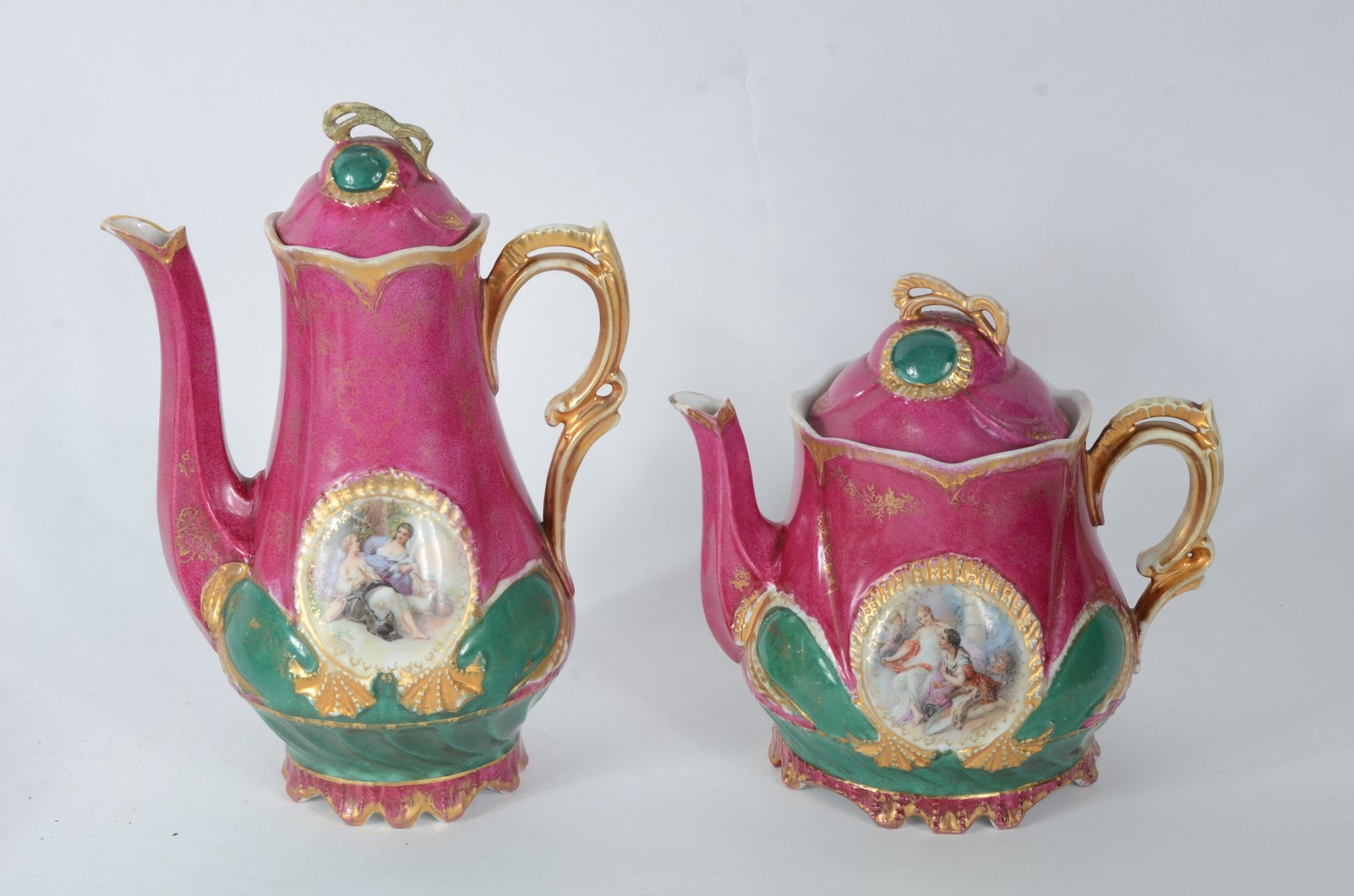 Serviço de chá de porcelana na cor fúcsia, decorado com medalhão com... - foto 2 de 11