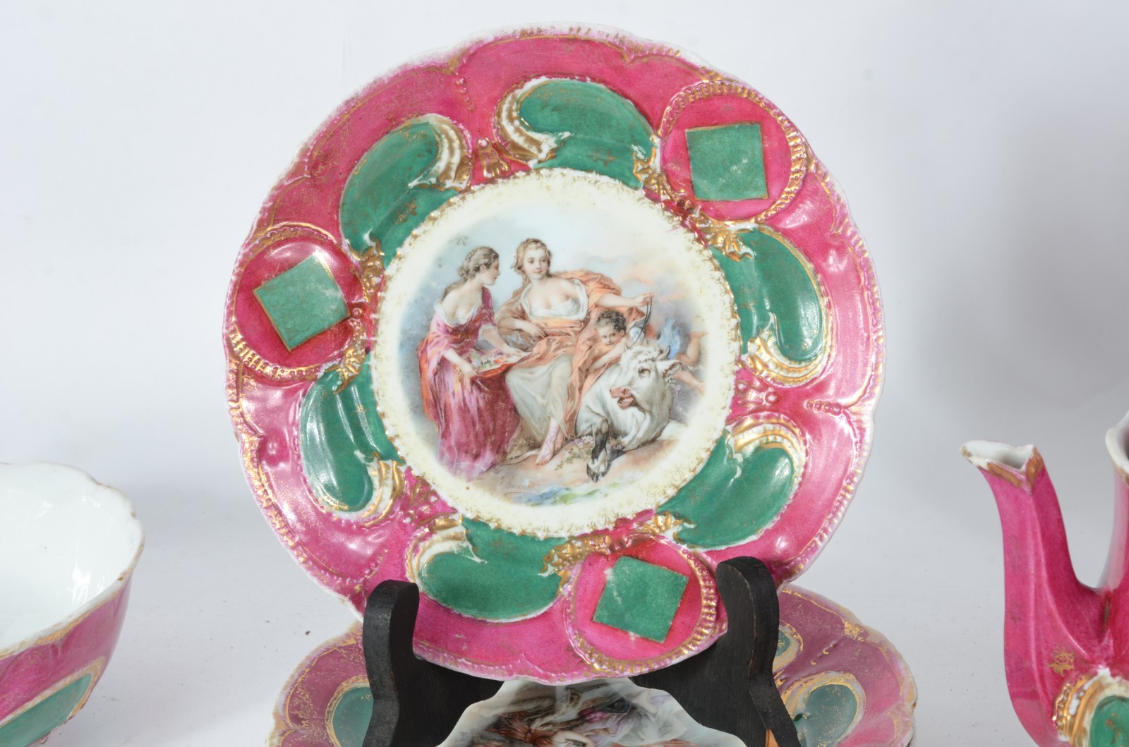 Serviço de chá de porcelana na cor fúcsia, decorado com medalhão com... - foto 3 de 11