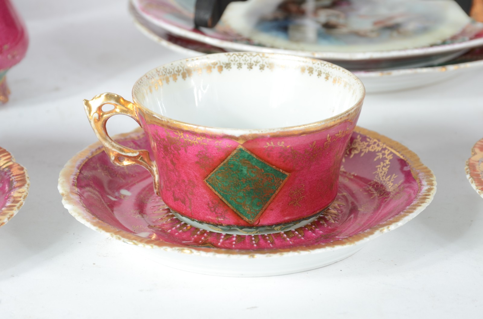 Serviço de chá de porcelana na cor fúcsia, decorado com medalhão com... - foto 4 de 11
