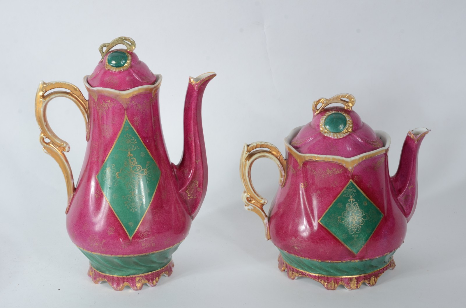 Serviço de chá de porcelana na cor fúcsia, decorado com medalhão com... - foto 5 de 11