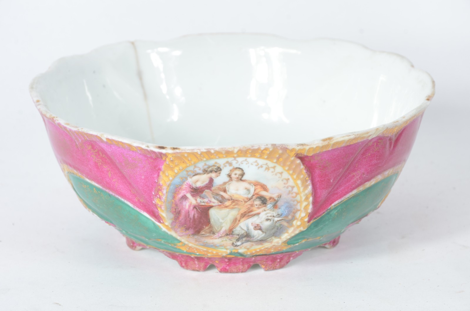 Serviço de chá de porcelana na cor fúcsia, decorado com medalhão com... - foto 6 de 11