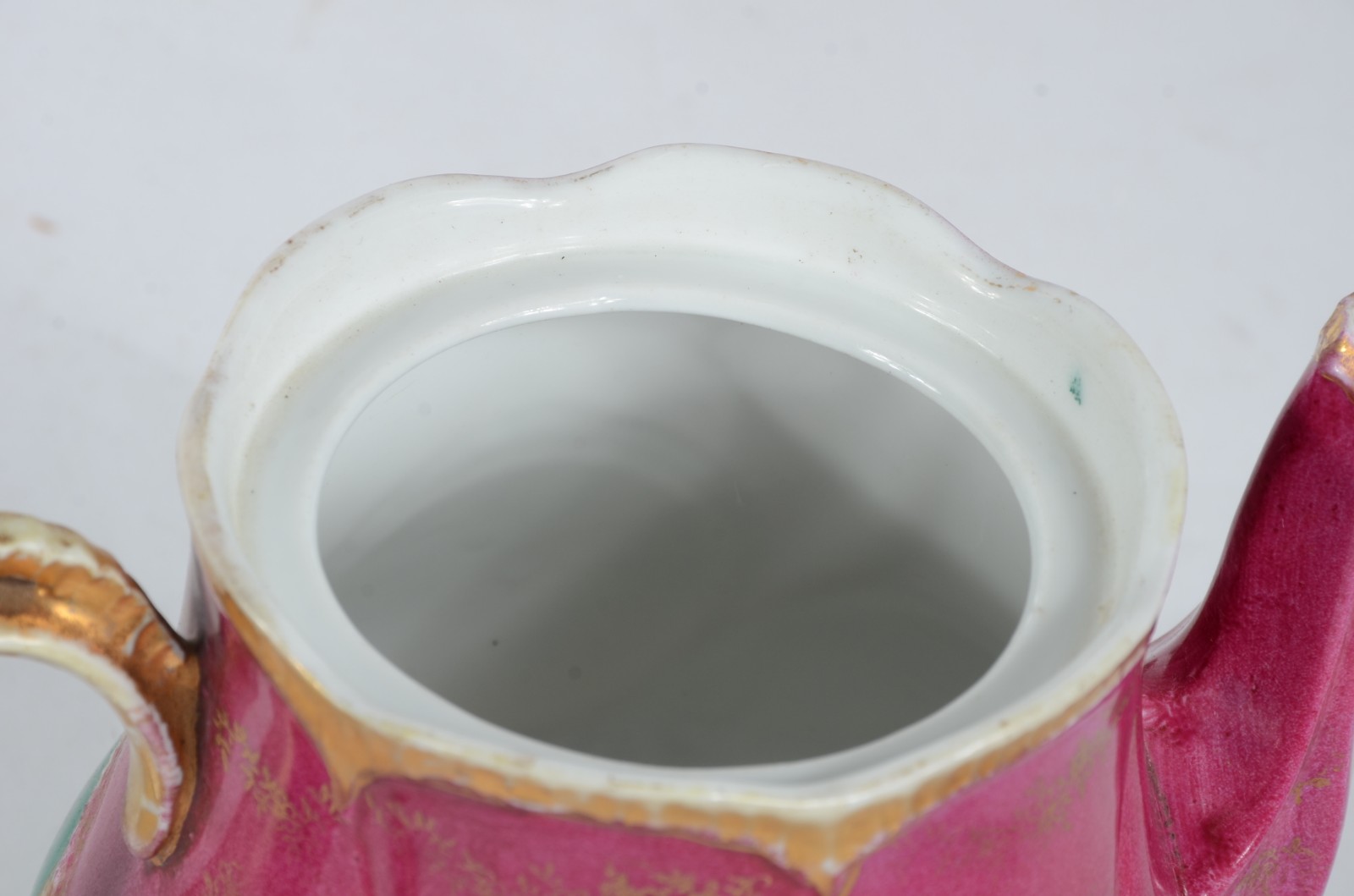 Serviço de chá de porcelana na cor fúcsia, decorado com medalhão com... - foto 9 de 11