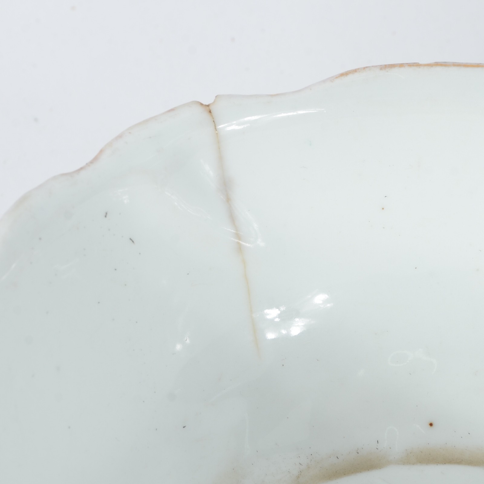 Serviço de chá de porcelana na cor fúcsia, decorado com medalhão com... - foto 10 de 11
