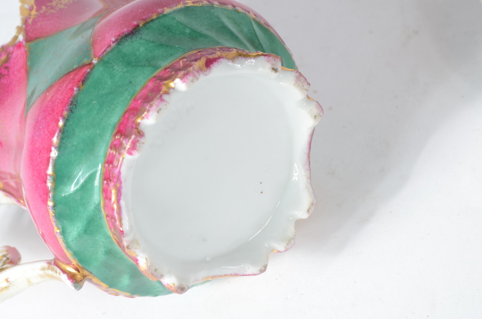 Serviço de chá de porcelana na cor fúcsia, decorado com medalhão com... - foto 11 de 11