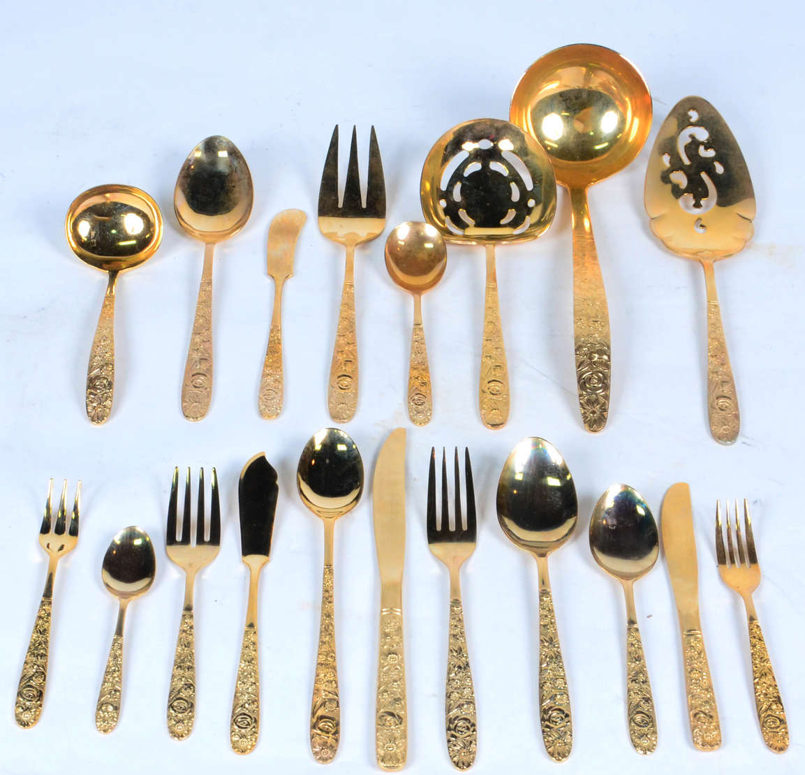 Faqueiro de metal dourado composto de. 12 facas grandes , 12 garfos... - foto 1 de 4