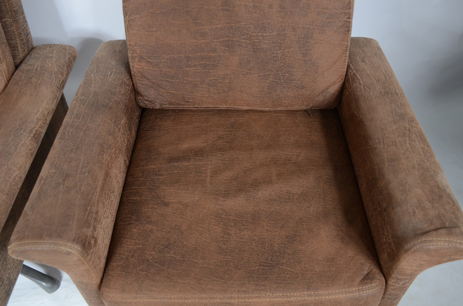Par de poltronas giratórias, estofadas e forradas em couro ecológico... - foto 4 de 9