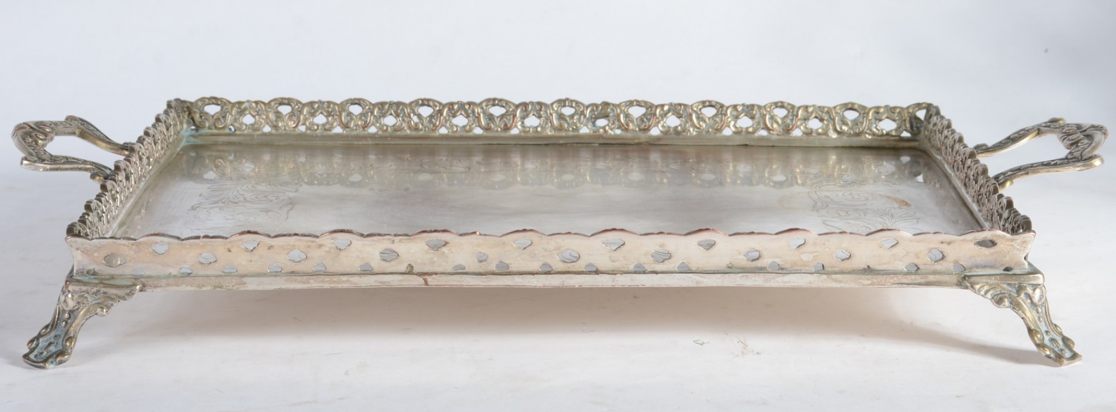 Tabuleiro com alças de metal prateado, galeria vazada e fundo... - foto 2 de 7