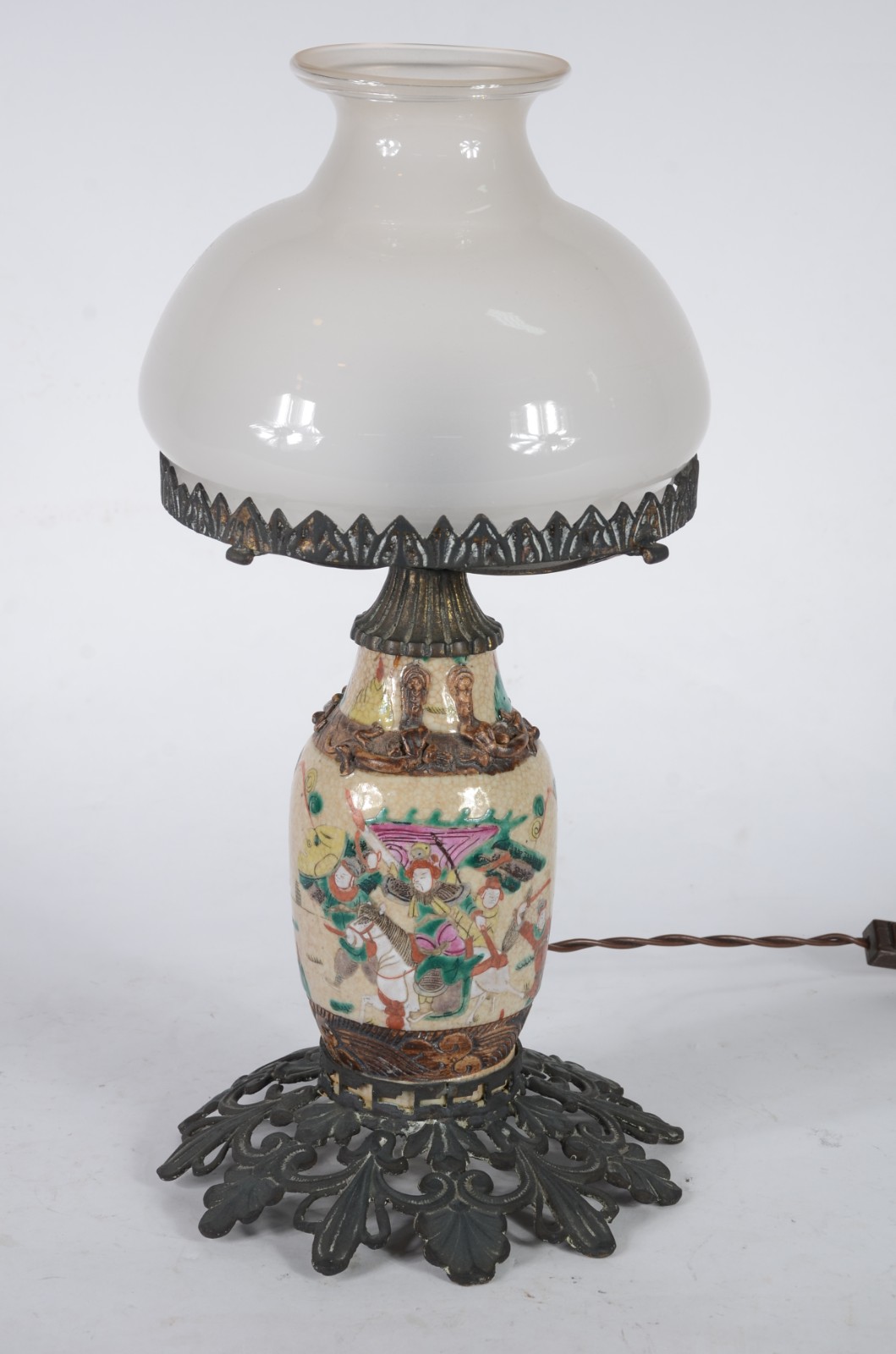 Abatjour de porcelana oriental com craquelê com figuras em... - foto 1 de 7