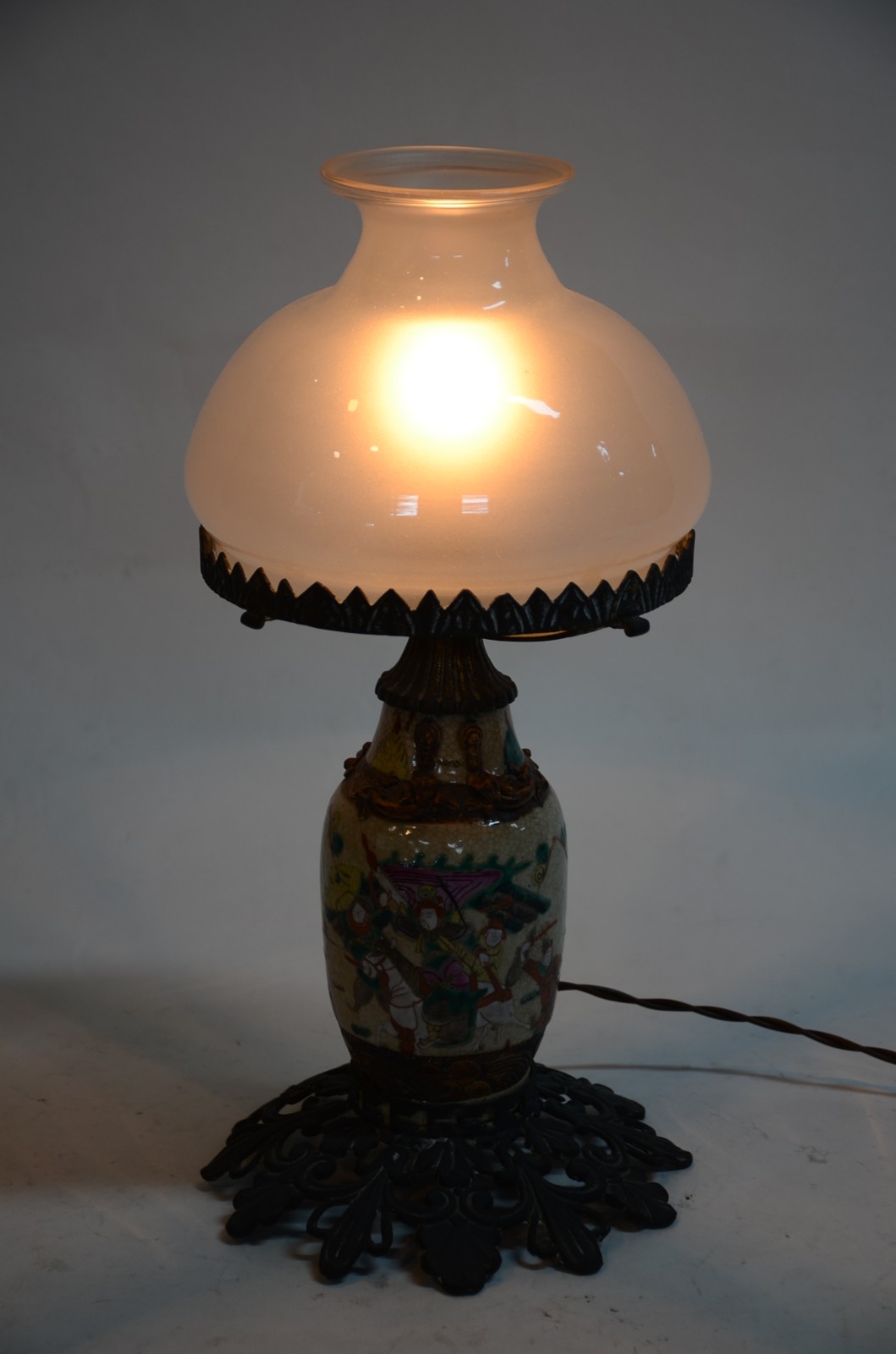Abatjour de porcelana oriental com craquelê com figuras em... - foto 2 de 7