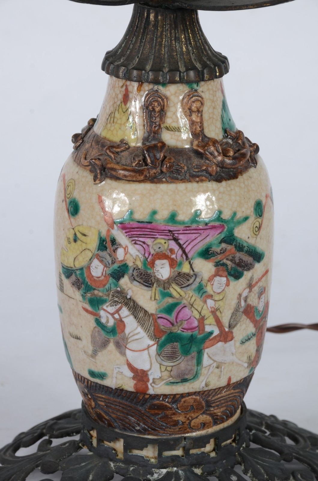 Abatjour de porcelana oriental com craquelê com figuras em... - foto 4 de 7