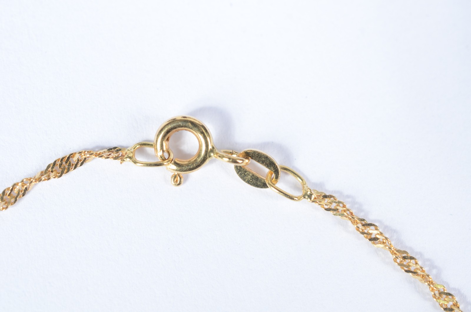 Pulseira feitio "torcido" de ouro 18 k., contraste 750 mls. (Por... - foto 2 de 4