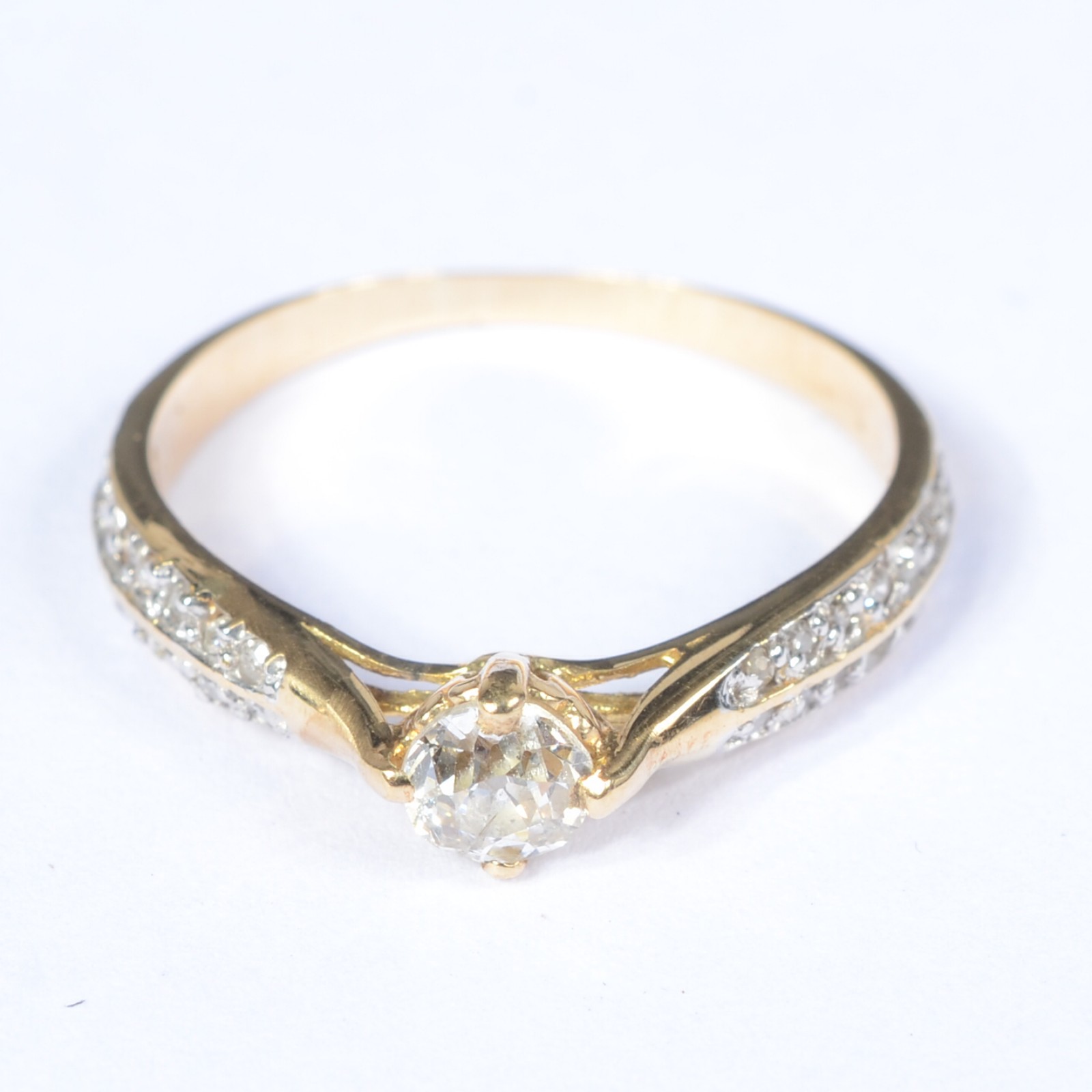 Anel solitário de ouro 18 k. com diamante de 30 pontos e cravejado... - foto 1 de 6