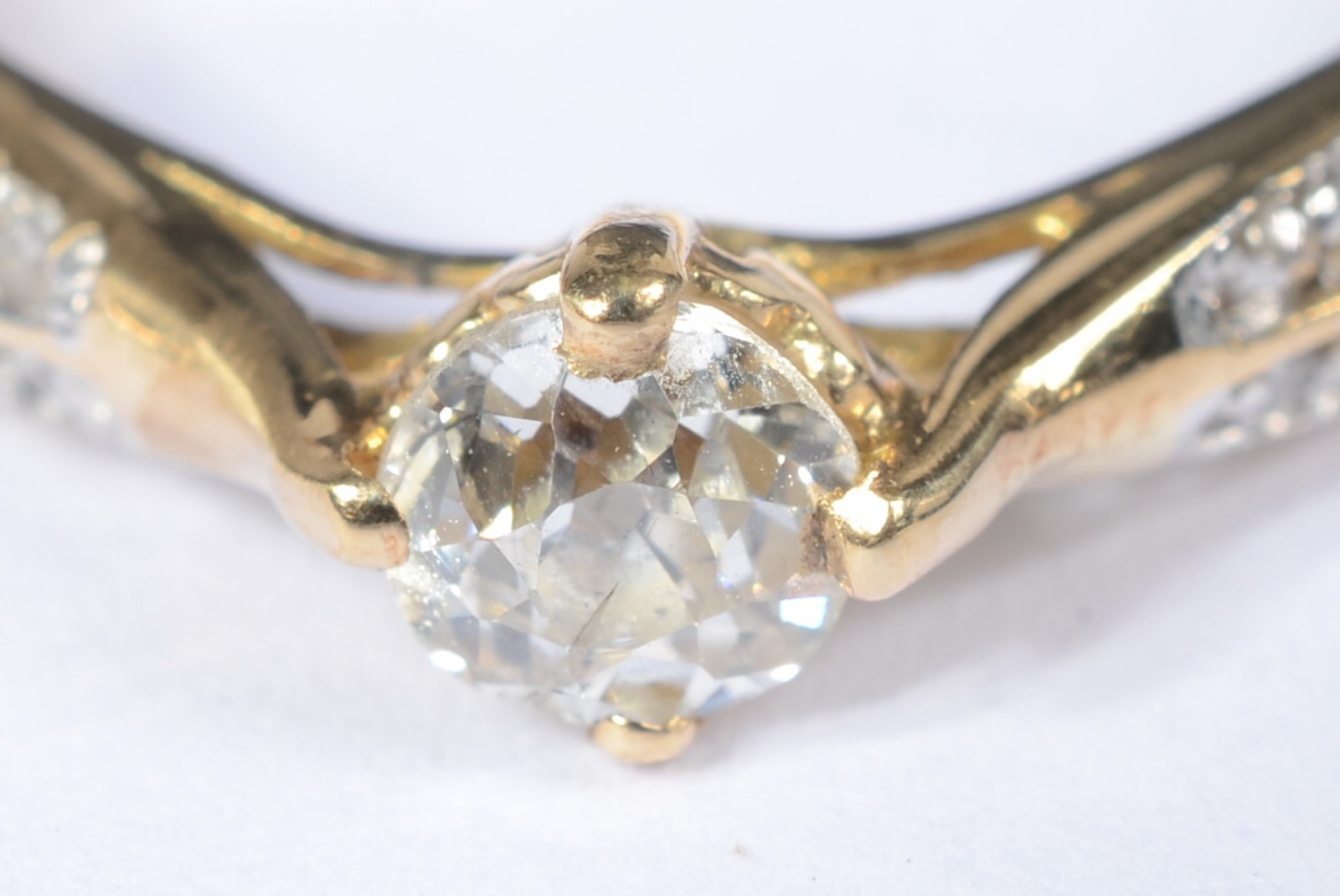 Anel solitário de ouro 18 k. com diamante de 30 pontos e cravejado... - foto 2 de 6