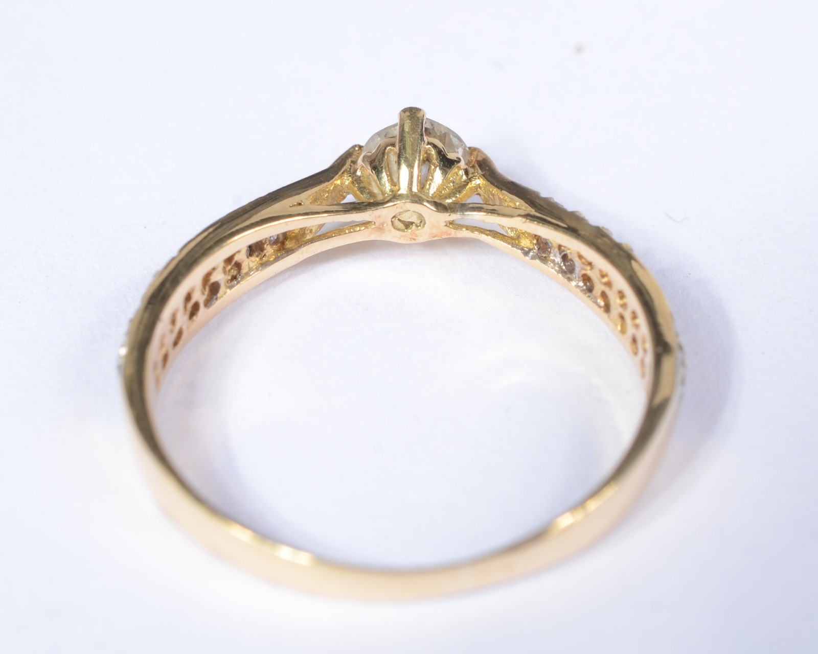 Anel solitário de ouro 18 k. com diamante de 30 pontos e cravejado... - foto 4 de 6