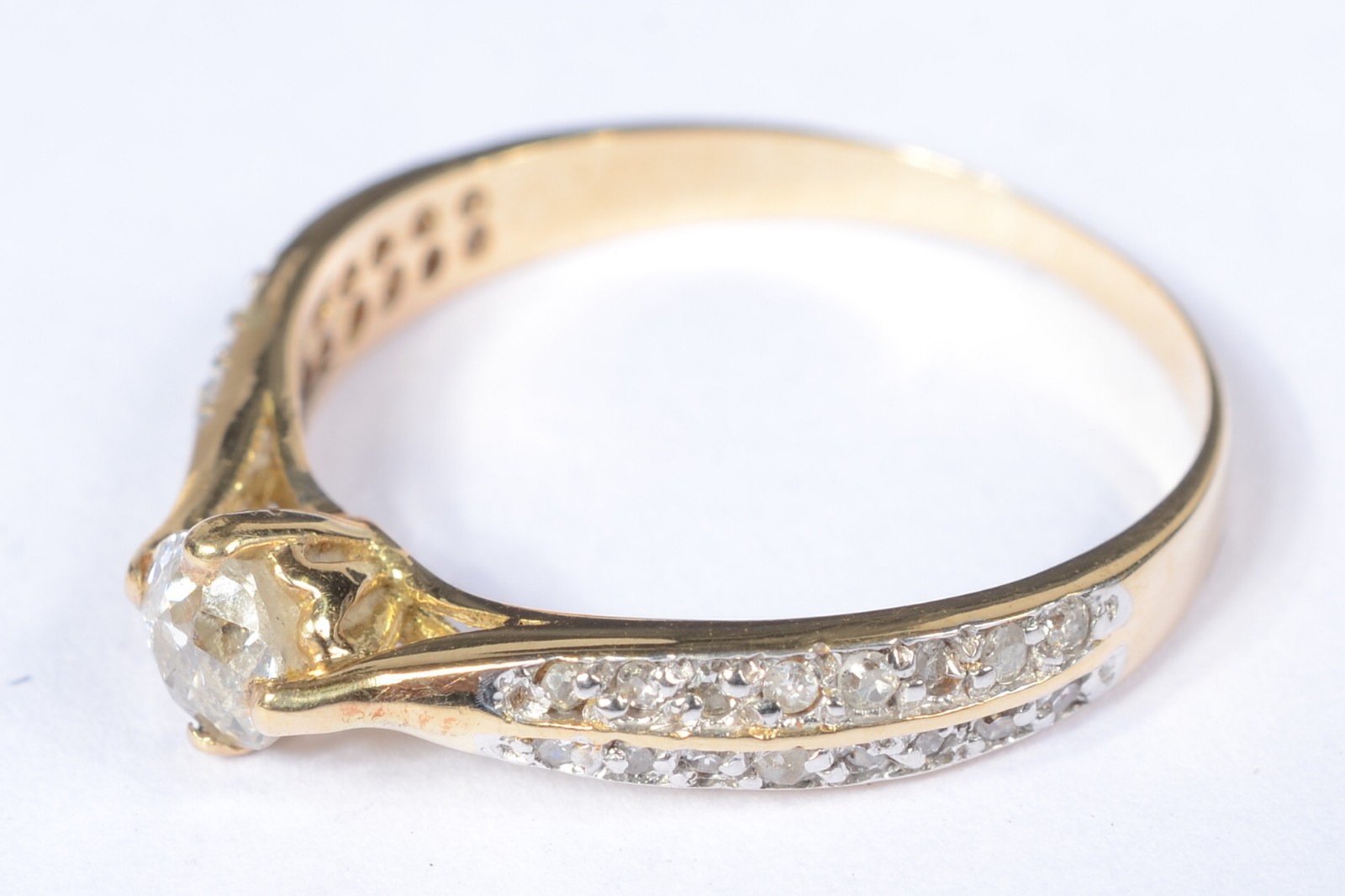 Anel solitário de ouro 18 k. com diamante de 30 pontos e cravejado... - foto 3 de 6