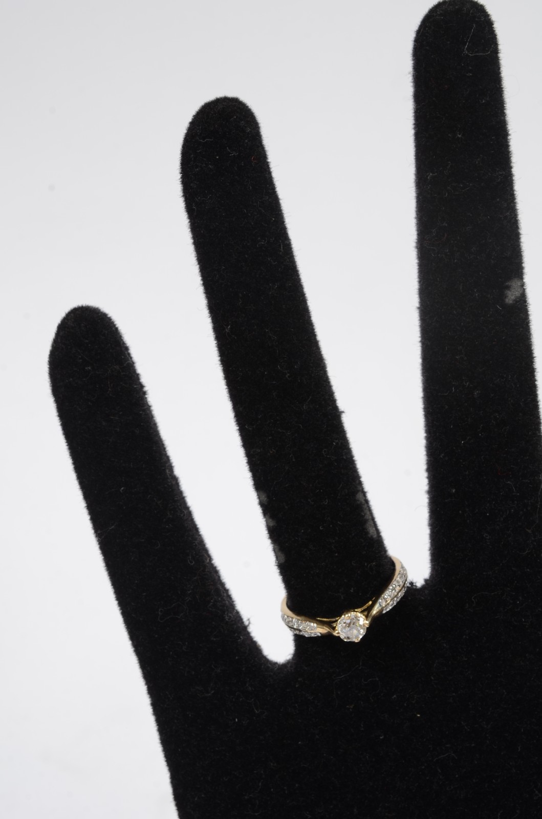 Anel solitário de ouro 18 k. com diamante de 30 pontos e cravejado... - foto 5 de 6