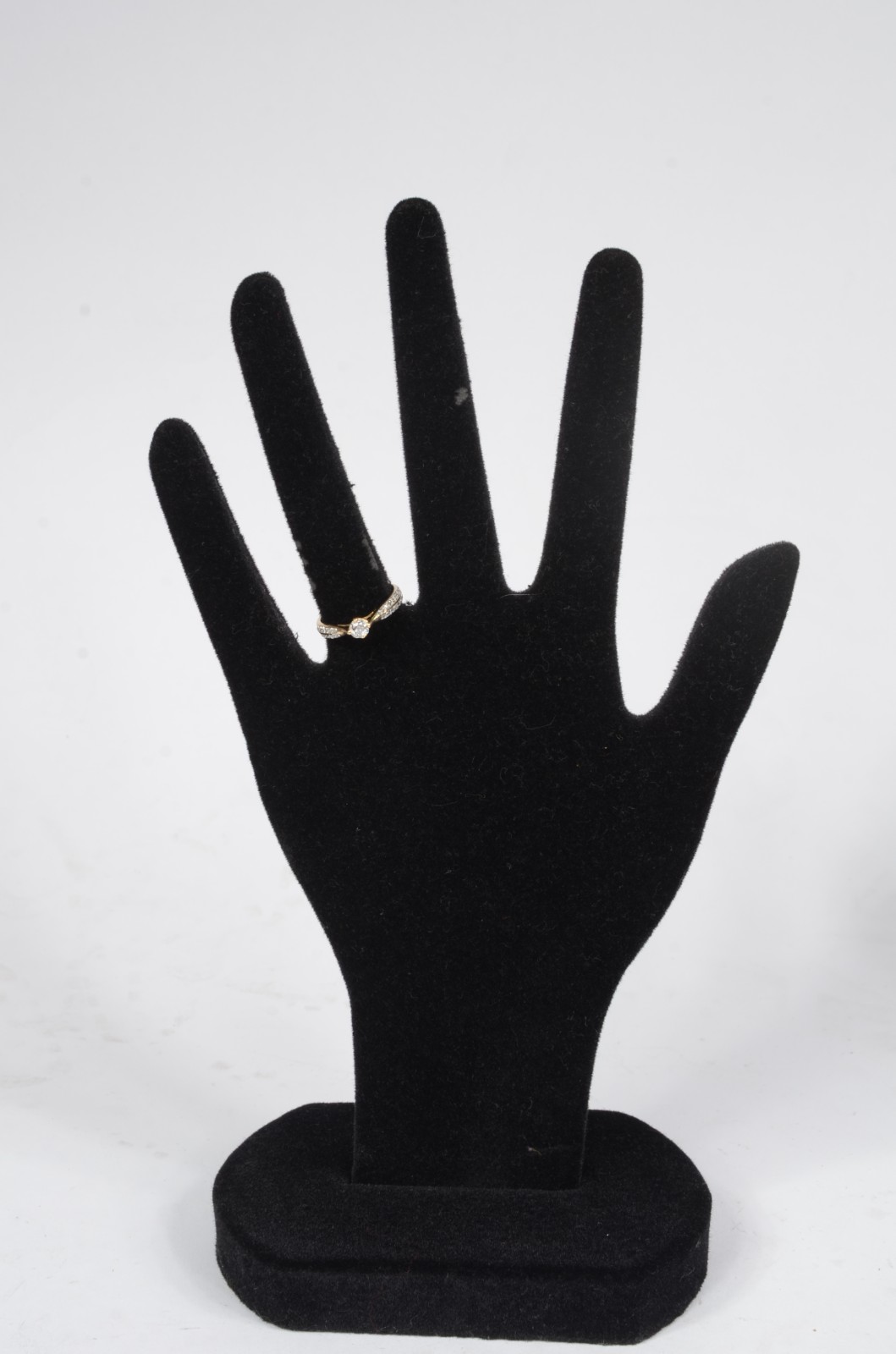 Anel solitário de ouro 18 k. com diamante de 30 pontos e cravejado... - foto 6 de 6