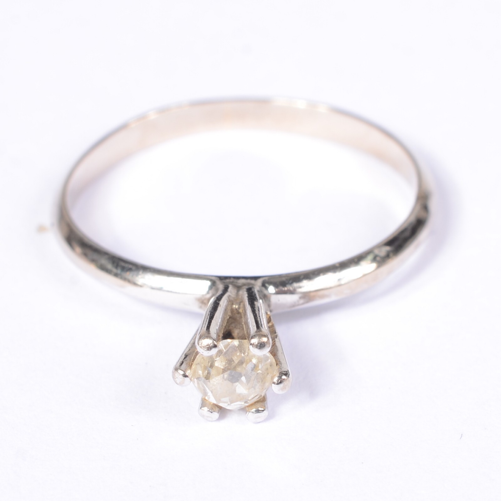 Anel solitário de ouro branco 18 k., com um brilhante de 0,10 cts... - foto 1 de 5