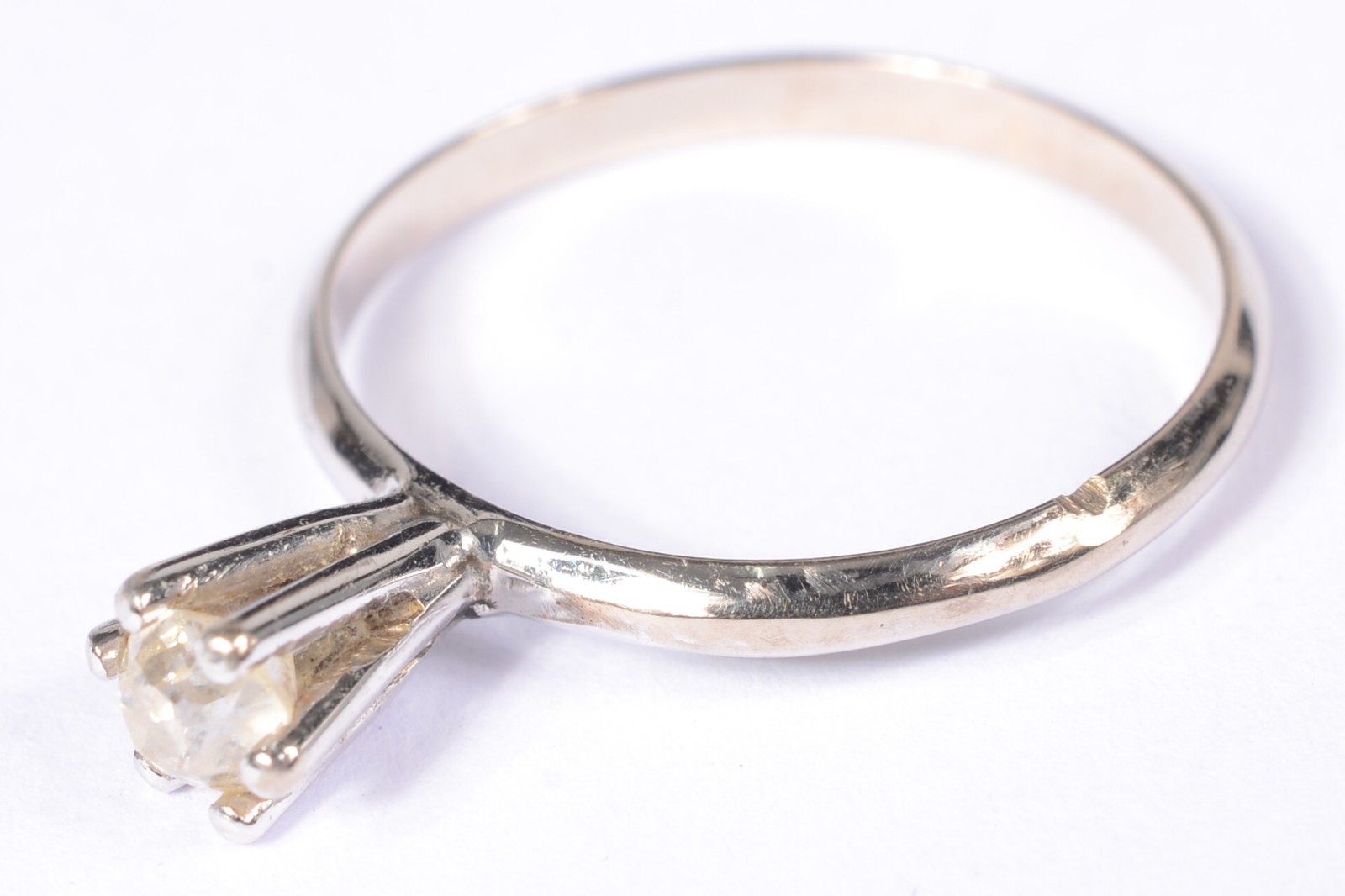 Anel solitário de ouro branco 18 k., com um brilhante de 0,10 cts... - foto 2 de 5