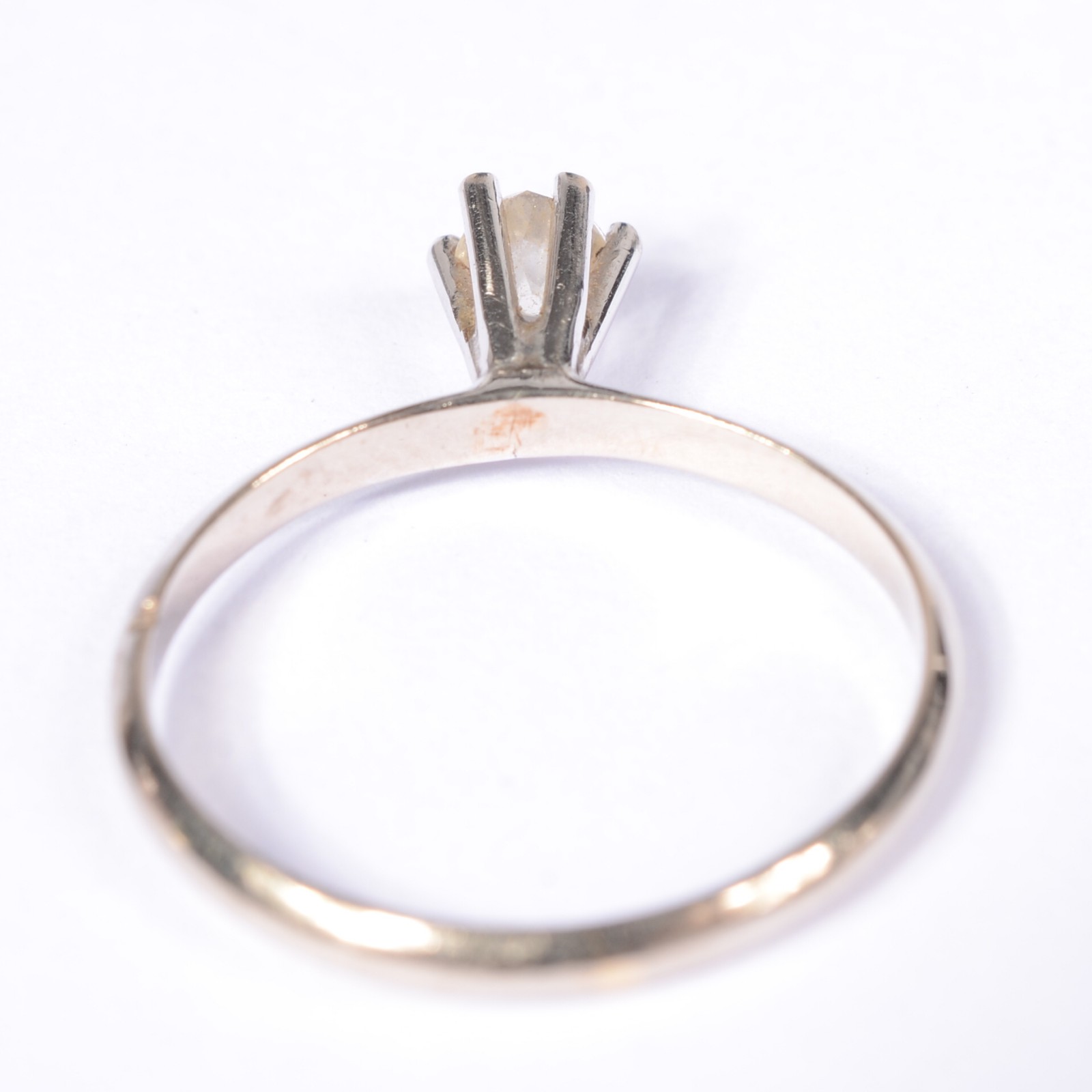Anel solitário de ouro branco 18 k., com um brilhante de 0,10 cts... - foto 3 de 5